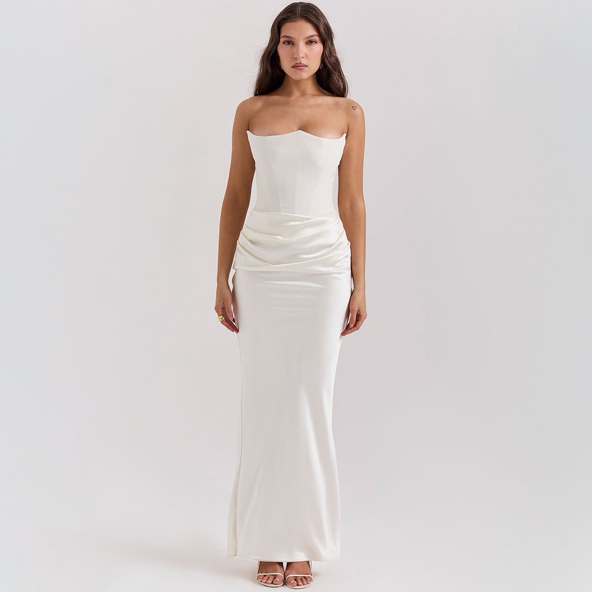 Détail de la taille froncée de la robe Yara™, silhouette flatteuse.