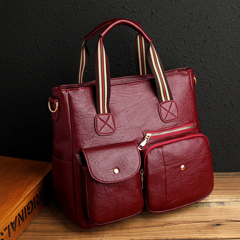 Détail des poches multiples du Sac Délica™ pour une organisation optimale.