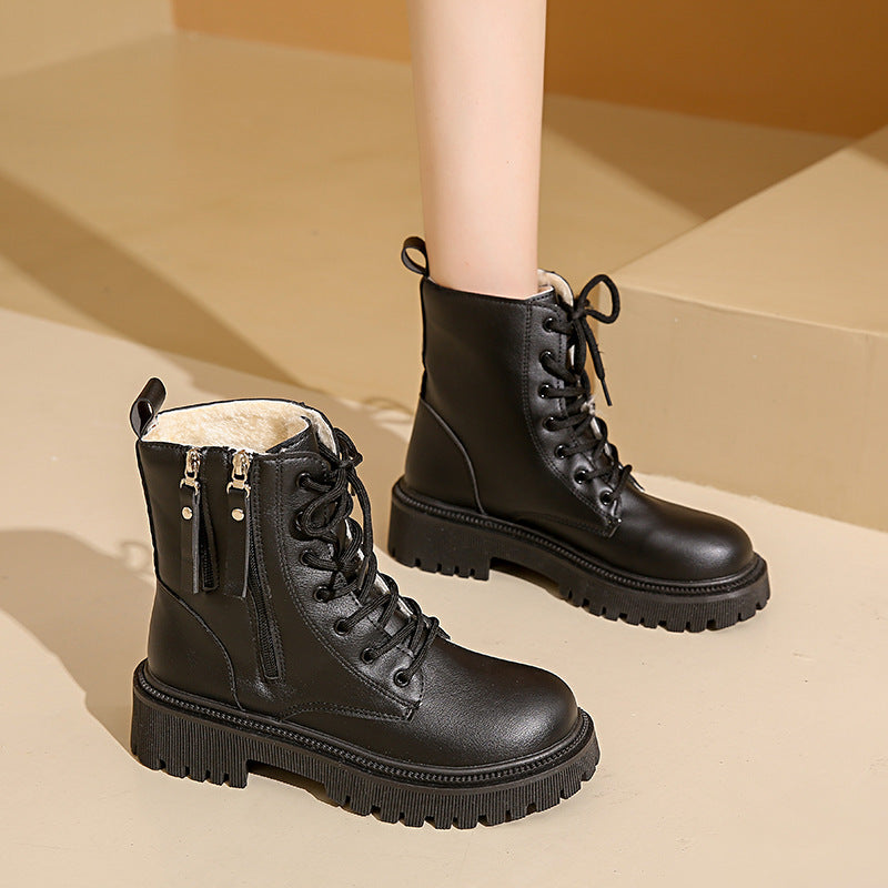 Design intemporel des bottes Martin™ porté avec un jean.
