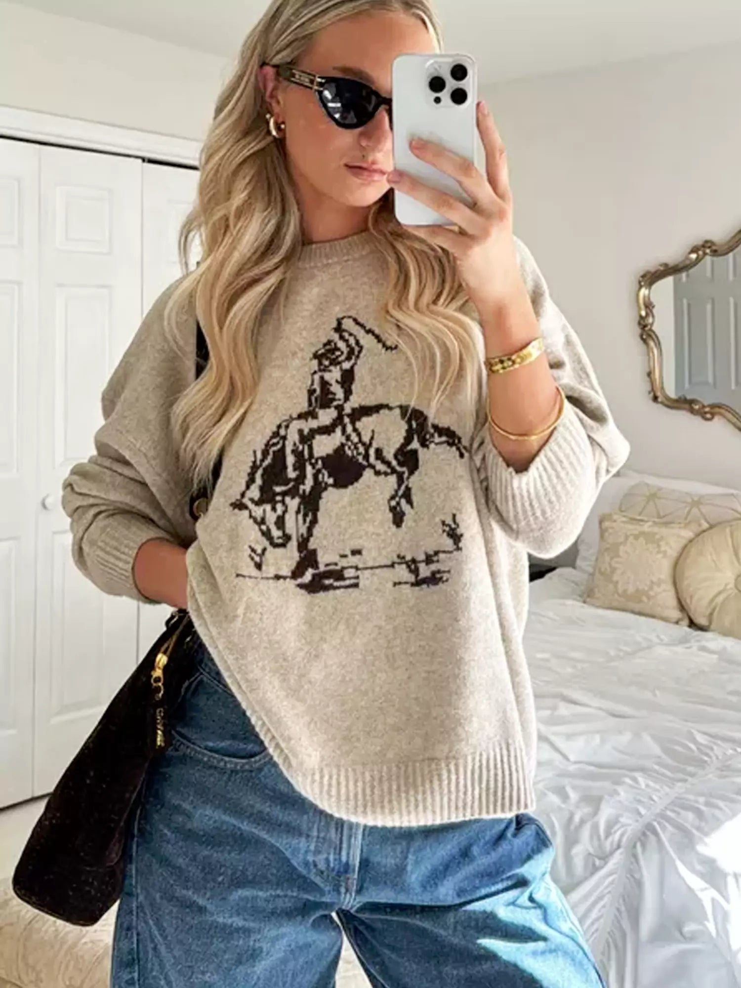 Pull KnitEase™ en action, parfait pour une journée au bureau ou à la maison.