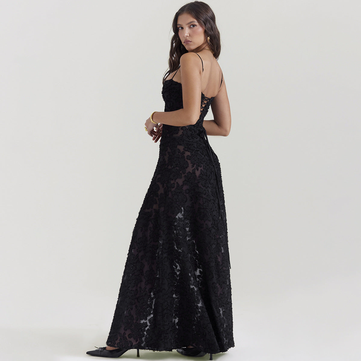 Robe Katy™ satinée avec dos à lacets, parfaite pour une soirée romantique.