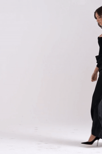 Texture satinée douce et brillante de la robe Yara™, luxe assuré.